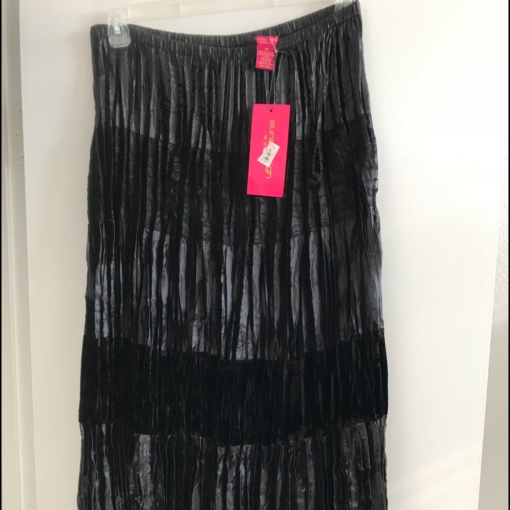 🌹Black skirt by Sunny Leigh NEW🌹